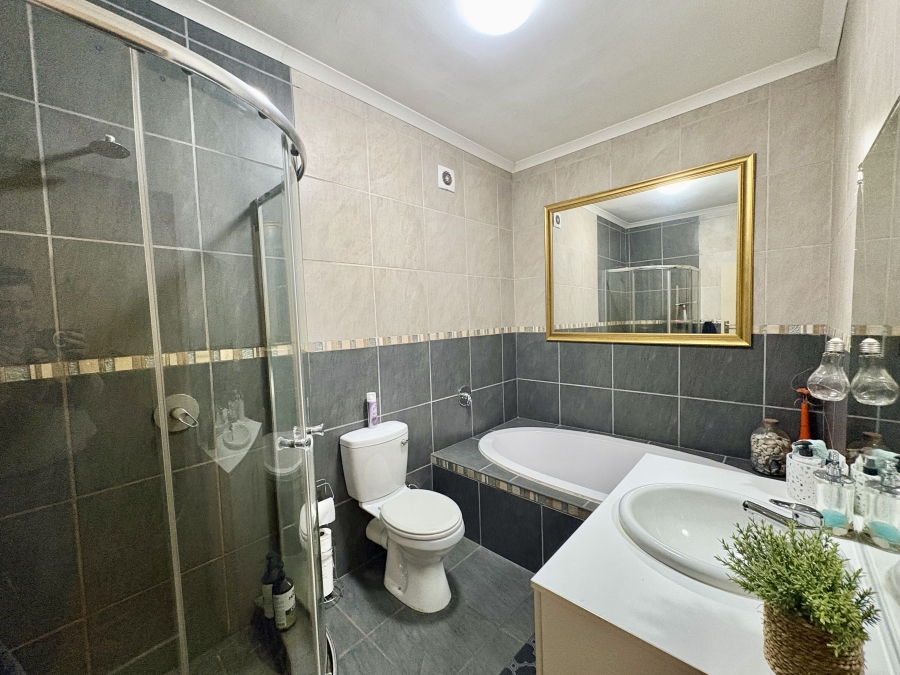 4 Bedroom Property for Sale in Protea Heights Western Cape
